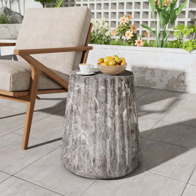 Élégante table de bout sculptée Cleme, parfaite pour rehausser les espaces intérieurs et extérieurs