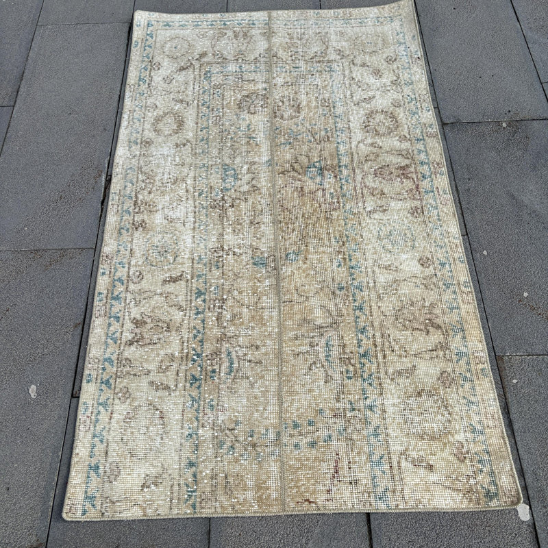 Tapis turc rétro tissé à la main dans des tons neutres avec des motifs géométriques pour une décoration intérieure élégante