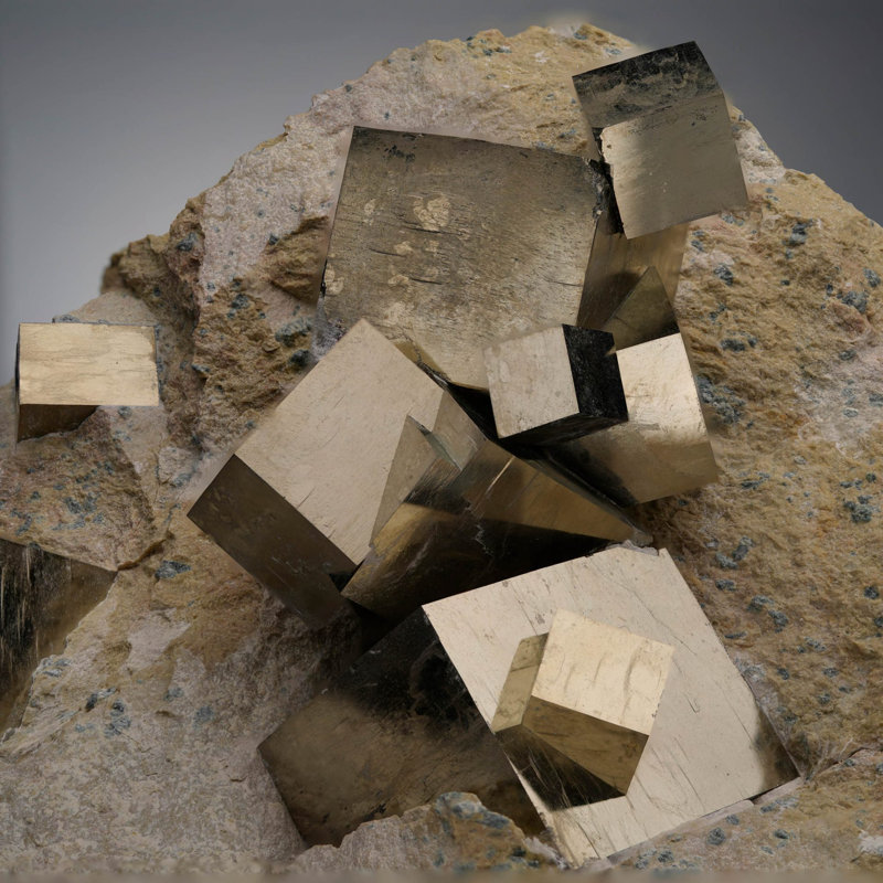 Pyrite cubique espagnole sur une matrice