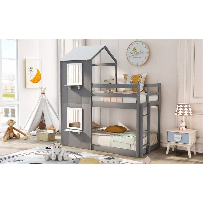 Lit superposé simple au-dessus d'un lit simple en bois avec toit, fenêtre, garde-corps et échelle