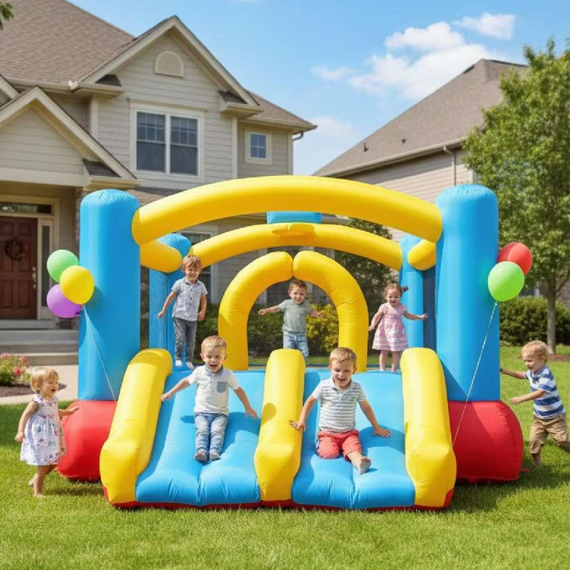 Jeu gonflable avec 2 glissoires