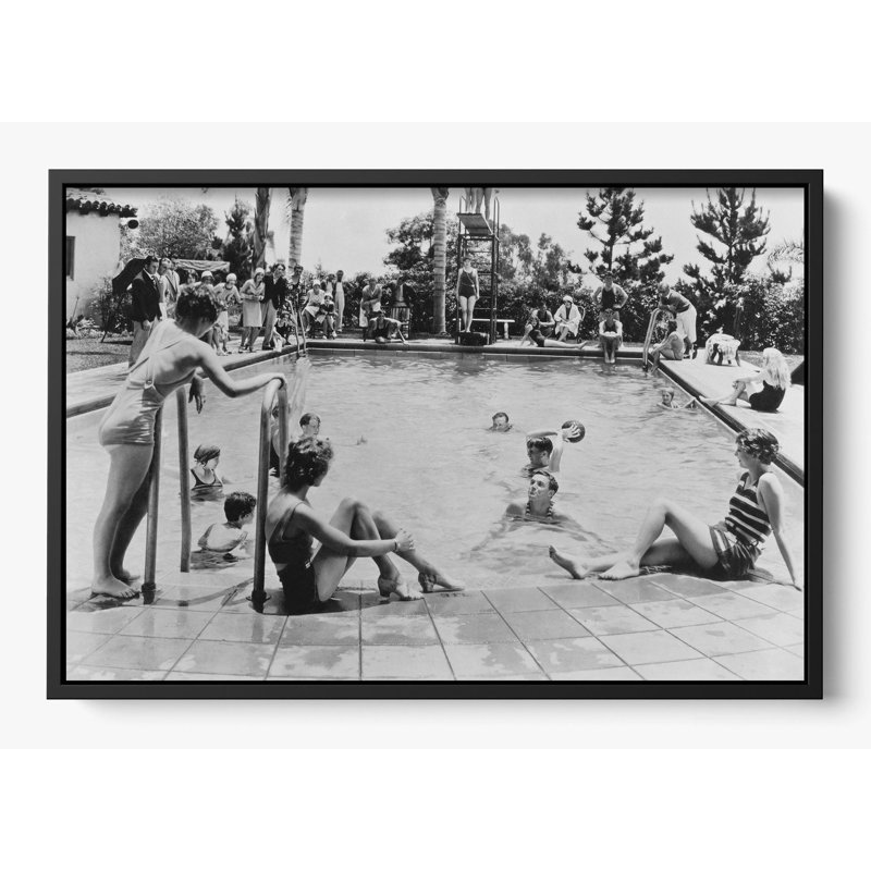 «The First Pool Party», reproduction de photo sur papier, H 14 po x l 18 po, Noir, Impression encadrée sans passe-partout