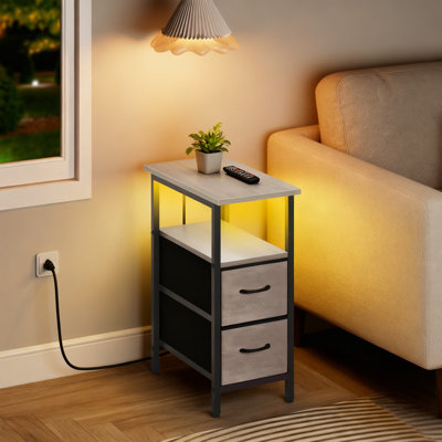 Ensemble de 2 tables de chevet étroites avec station de charge, lumières DEL et tiroirs en tissu - Table de chevet industrielle avec ports USB et tablettes de rangement ouvertes pour les petits espaces