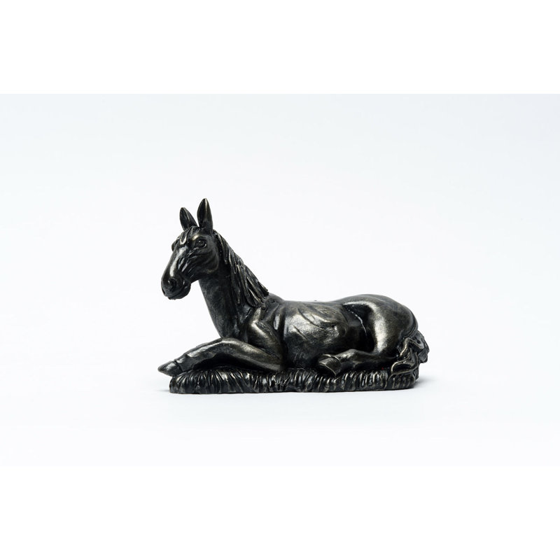Cheval portant des pieds de jardinière de couleur bronze dans une boîte cadeau