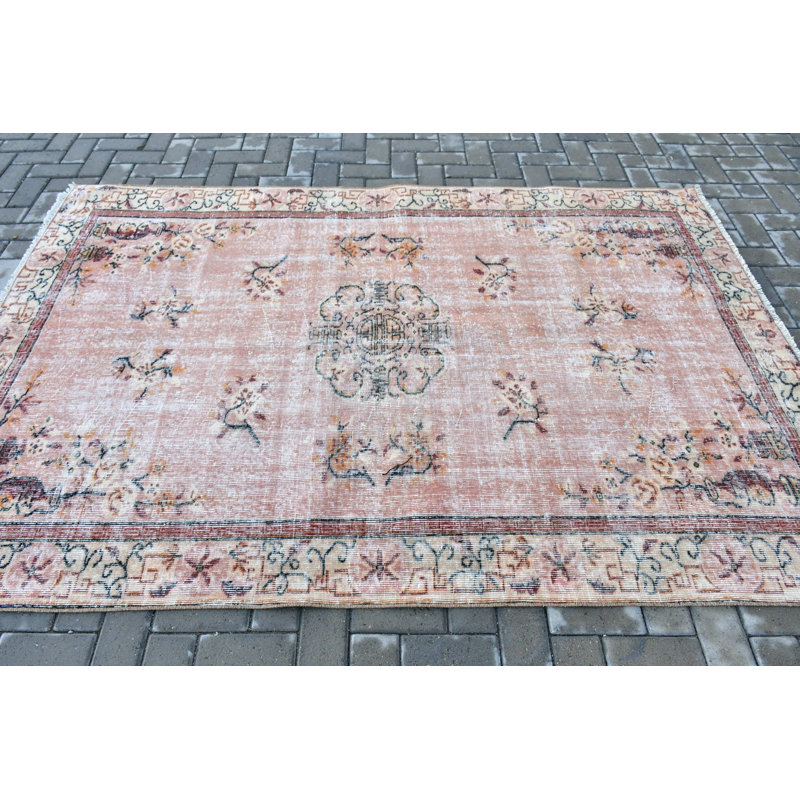 Tapis turc tissé à la main avec un motif géométrique traditionnel dans des tons chauds pour le salon ou la chambre à coucher