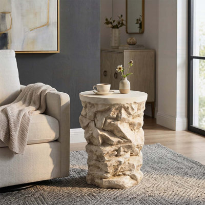 Table d'appoint beige ronde en faux pierre MGO, table d'appoint pré-assemblée non-KD, capacité de poids de 80 lb, table de tabouret en pierre rustique pour l'intérieur et l'extérieur