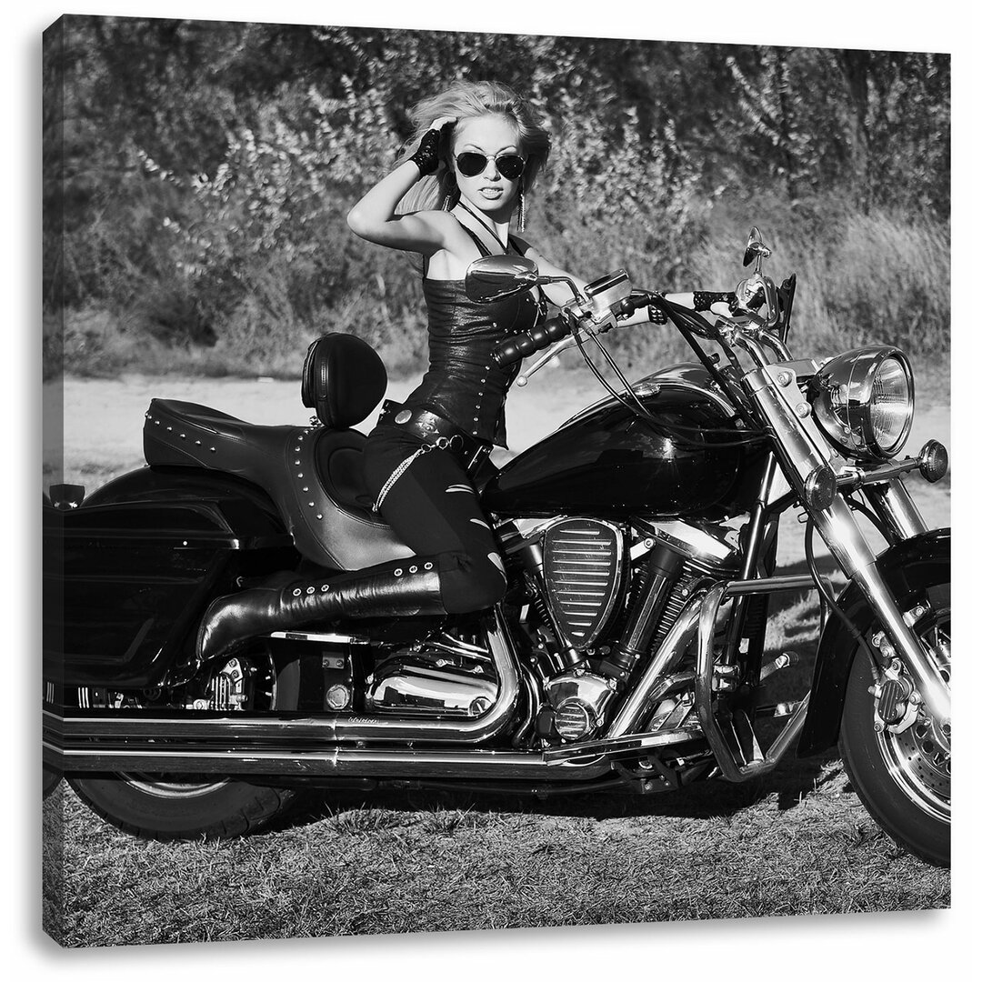 Leinwandbild Model auf Luxus Harley