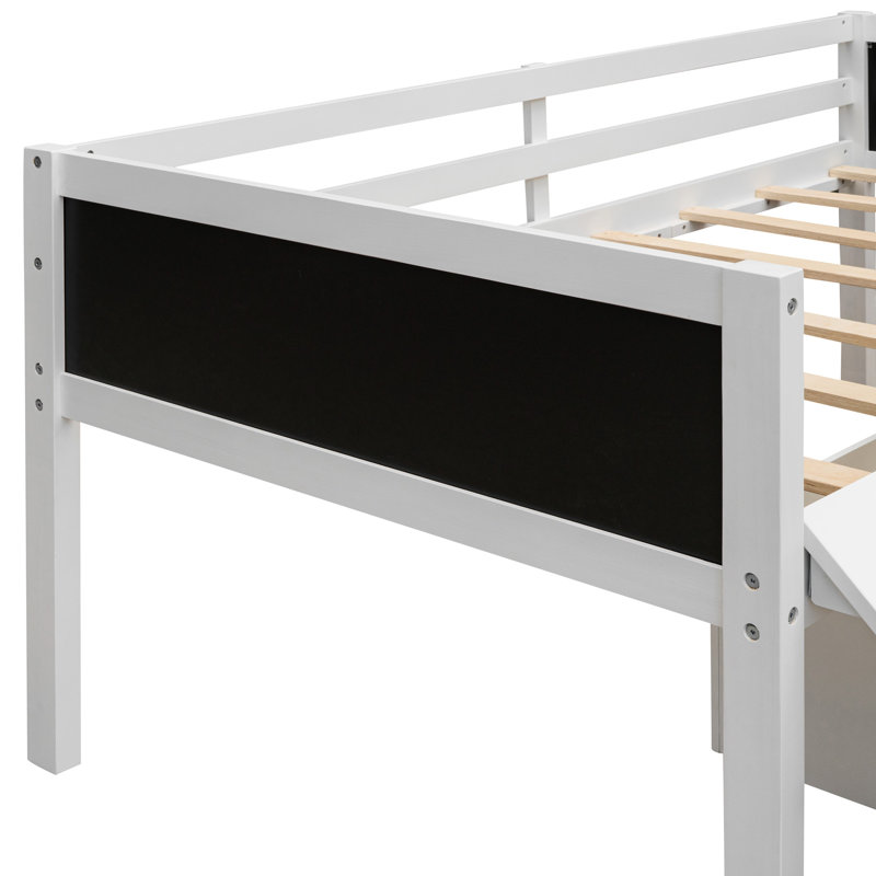 Lit mezzanine simple en blanc. Bois massif, avec structure et corde d'escalade, tableau noir. Taille blanche amusante et polyvalente avec rangement. Bois de pin. Corde pour le divertissement. Tableau noir innovant. Glissade