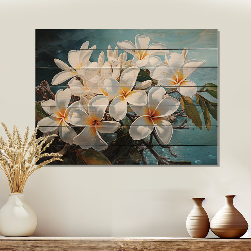 Fleurs de plumeria blanches méticuleusement rendues - Art sur bois de pin naturel de Plumeria, H 10 po x l 20 po