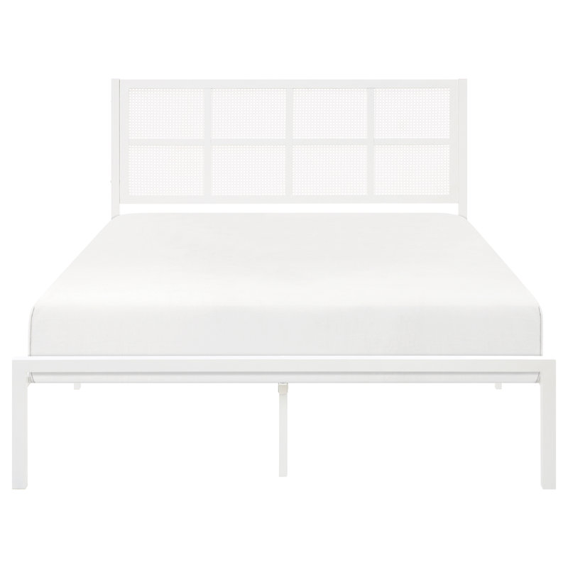 Grand lit en fausse canne avec tête de lit, construction métallique blanche, chambre côtière décontractée, cadre de plateforme sans sommier avec tête de lit blanche, base