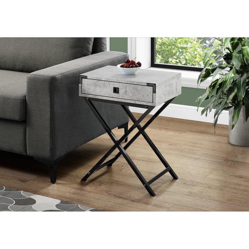 Table de chevet contemporaine avec base en métal noir et poignées de tiroir polyvalentes en stratifié gris