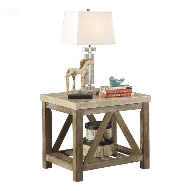 Table de bout inclinée de style industriel avec plateau et plateau en marbre, parfaite pour les salons modernes et rustiques.