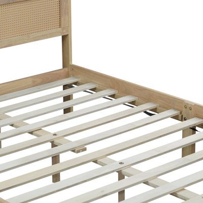 Lit en bois massif avec tête de lit en rotin, lit en bois d'hévéa avec poutres de soutien centrales et pieds rehaussés