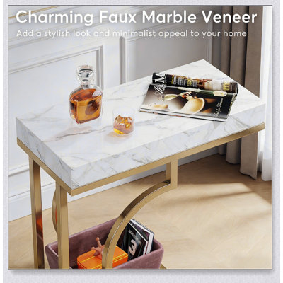 Élégante table de bout en faux marbre avec un design compact et un cadre doré moderne, parfait pour rehausser la décoration intérieure