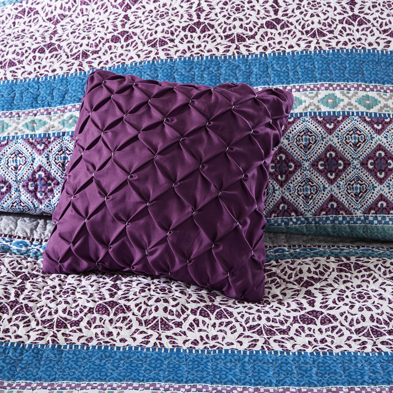 Courtepointe réversible de couleur mauve et coussins - Décoration de chambre à coucher avec charme