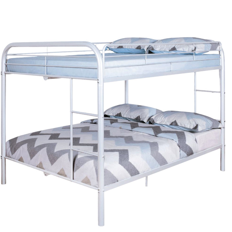 Lit double superposé au dessus d'un lit double en métal avec une élégance de chambre contemporaine blanche et angulaire pour plus de polyvalence