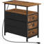 Table d'appoint rustique avec station de charge, tiroirs en tissu, tablettes ouvertes pour petits espaces
