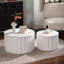 Ensemble de tables basses rondes festonnées blanches-446974062