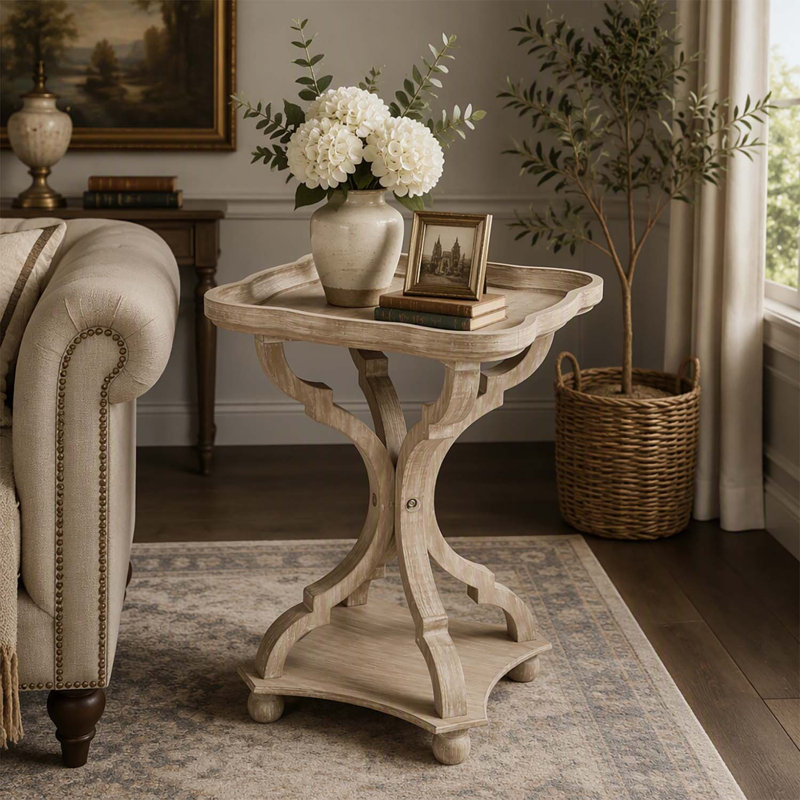 Charmante table d'appoint de style campagnard français avec piètement en forme de sablier et plateau à rebord, idéale pour ajouter une touche d'élégance à n'importe quelle pièce.