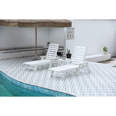 Méridienne avec table d'appoint, méridienne surdimensionnée 3 pièces avec texture de bois, méridienne blanche, toutes saisons avec 5 positions, roues et porte-gobelet (comprend 2 chaises longues et 1 table)