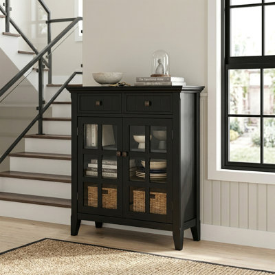 Armoire de rangement transitionnelle en bois massif avec tiroirs, portes en verre et tablettes réglables Acadian