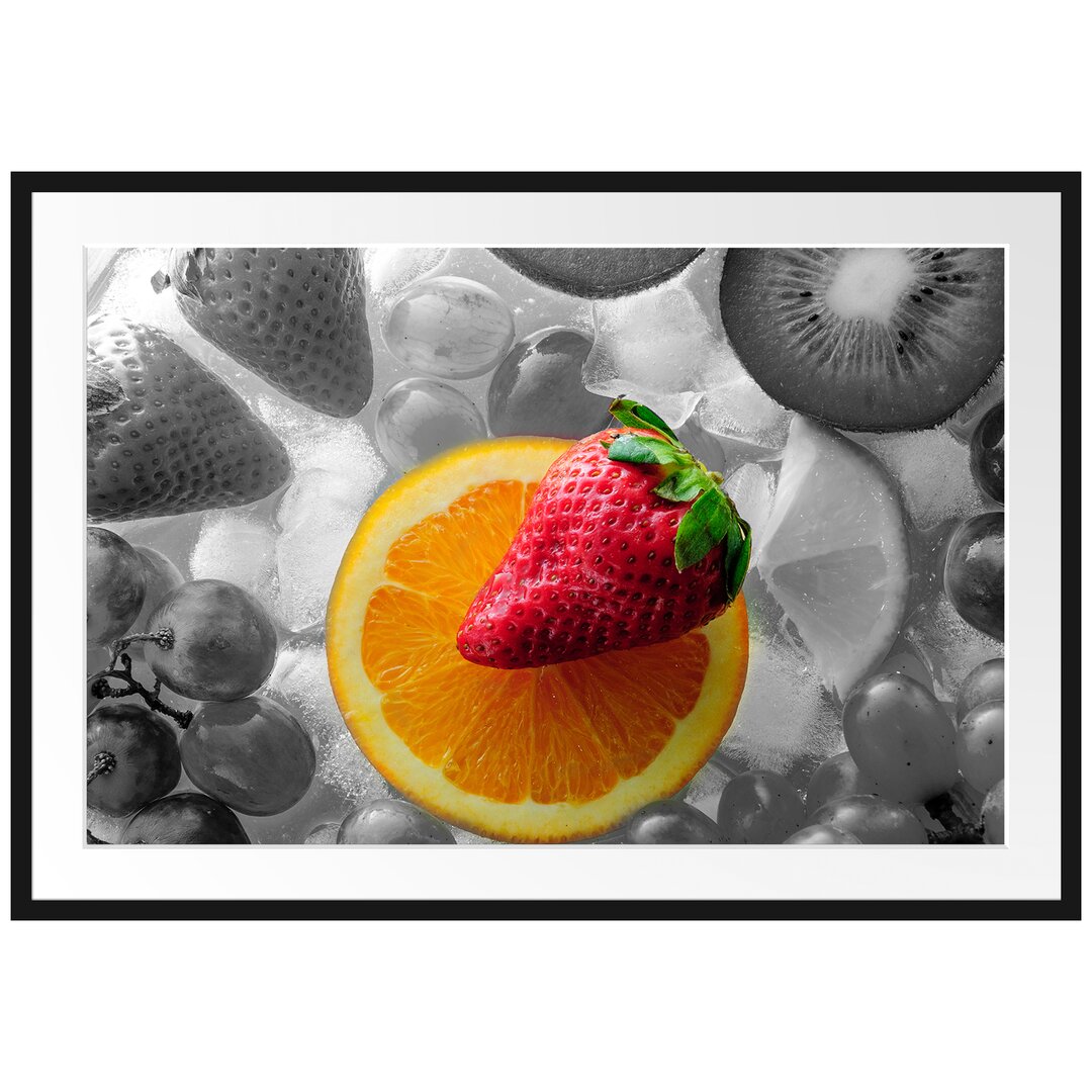 Gerahmtes Poster Leckere Orange mit Erdbeere