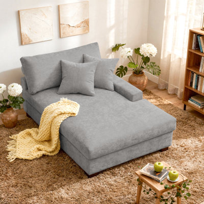 Chaise longue surdimensionnée rembourrée en chenille grise avec accoudoirs et coussins décoratifs