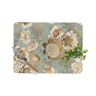 Golden Bird au milieu du verre à motif floral conçu comme un plateau de service moderne, idéal pour les cadeaux de pendaison de crémaillère
