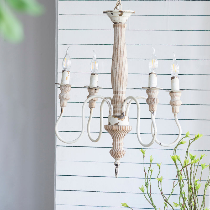 Lustre en bois à quatre lumières