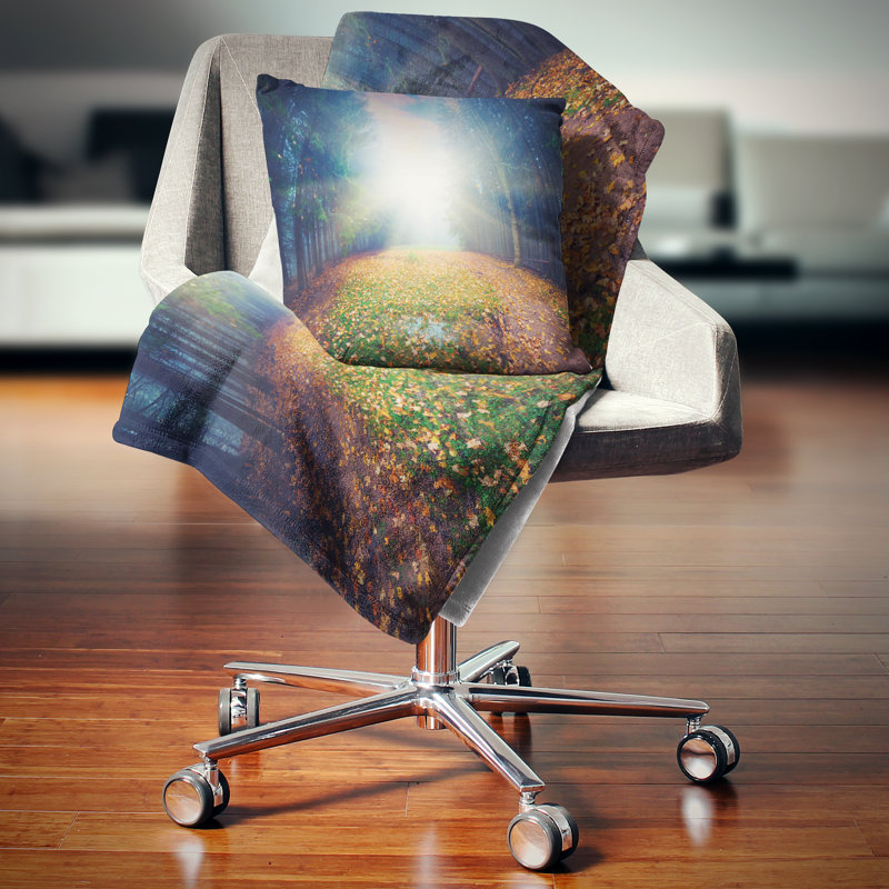 Coussin décoratif "Rising Sun Over Arched Forest"