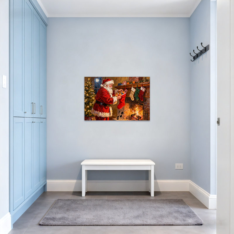Père Noël remplit un bas de Noël avec une cheminée et un arbre