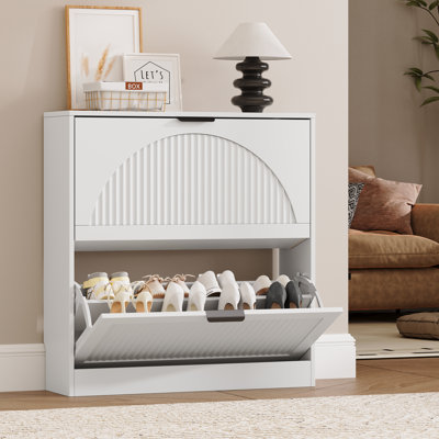 Meuble à chaussures de 80 cm de large pour 16 paires, organisateur de chaussures d'entrée en bois à 2 portes cintrées et cannelées avec poignées en métal et étagères réglables