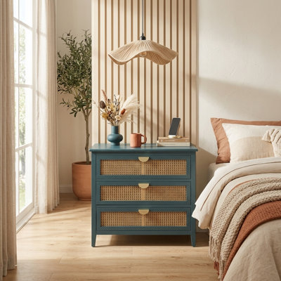 Armoire d'appoint 3 tiroirs en rotin avec finition grain de bois, panneaux en rotin naturel, poignée en métal et capacité de charge de 100 lb