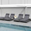Méridienne en bois massif, coussin triple pliable gris foncé, 4 positions pour une assise extérieure confortable et un bain de soleil dans la cour
