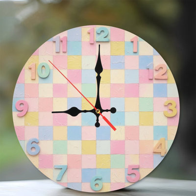 Horloge sur damier pastel