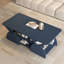 Table basse avec tablettes ouvertes en bleu classique, coins arrondis, design moderne pour le salon ou le bureau