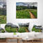 Chemin à travers les champs de fleurs - Coussin décoratif à imprimé paysage