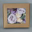 Arrangement floral de roses Dahlia Iris Eucalyptus