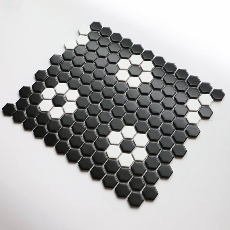 Carreau de mosaïque en porcelaine nid d'abeille 1 po x 1 po Value Series, Fleur noire / blanche
