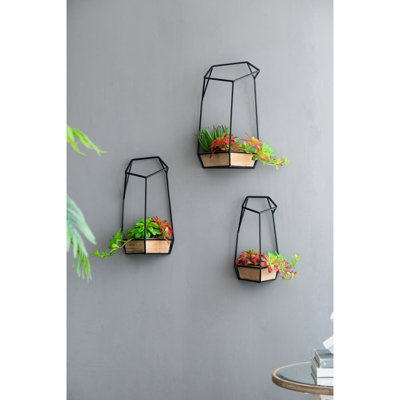 Trois jardinières murales en forme de A, cadres en fer noir et bois de sapin, design géométrique pour la décoration intérieure, dimensions : L 9,8 x 9,8 x 16,5 cm, M 8,3 x 8,3 x 15,4 cm, S 7,1 x 7,1 x 13,4 cm, encadrées avec un effet décoratif.