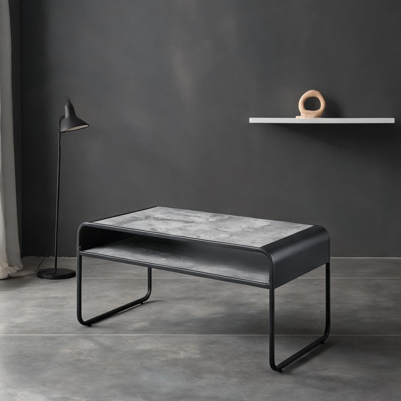 Table basse en bois et métal gris neutre avec tablette inférieure, style industriel pour le salon