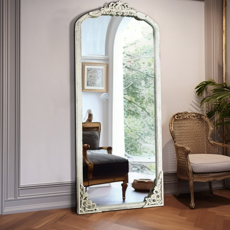 Miroir mural en bois massif Anjulie, Blanc patiné, 67 po x 28 po