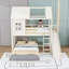 Lit superposé simple au dessus d'un lit double en bois avec tablettes, glissade et garde-robe ouverte-129421632