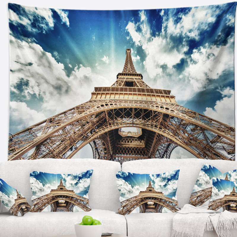 Photographie paris tour eiffel avec tapisserie de nuages en mouvement rapide, H 32 po x l 39 po