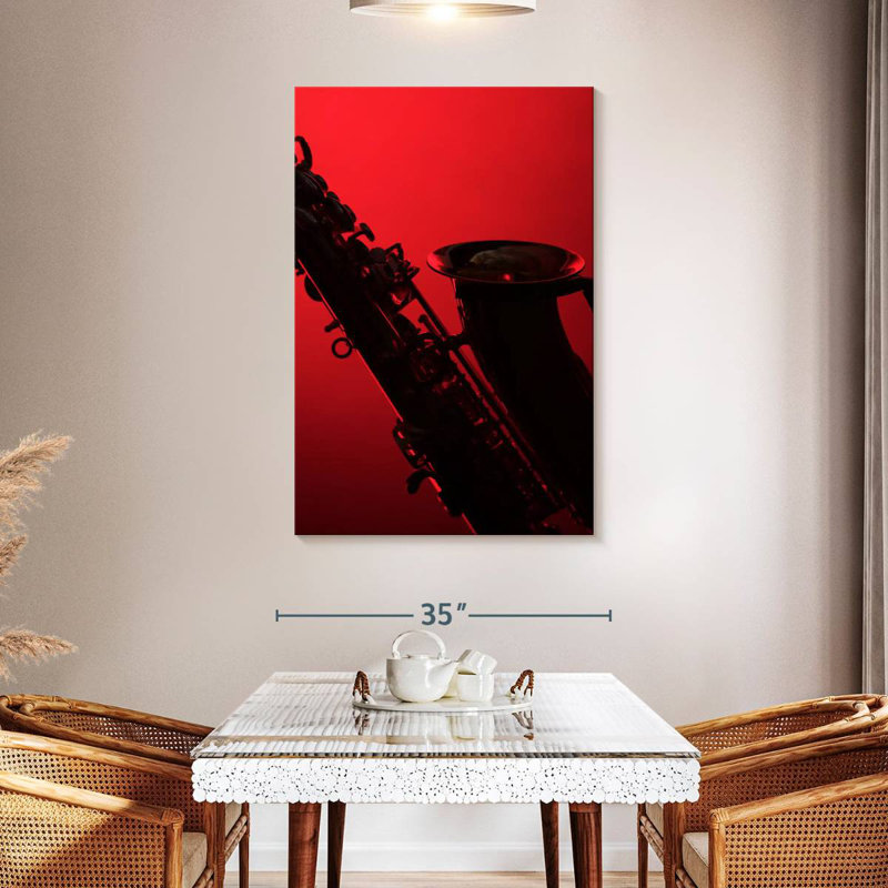 Silhouette de saxophone Abarca sur fond rouge, H 48 po x l 32 po
