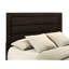 Lit King Size avec rangement et finition foncée, rainures noires naturelles, panneau encastré, style moderne et épuré, tiroirs latéraux, design minimaliste, profondeur visuelle, style organique