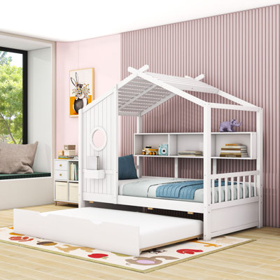 Lit plateforme en bois avec lit gigogne et tablettes de rangement, forme maison