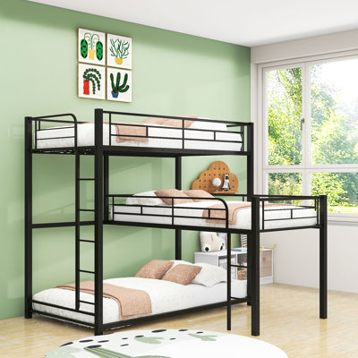 Triple lit superposé simple au-dessus de simple au dessus d'un lit simple avec échelle intégrée et garde-corps
