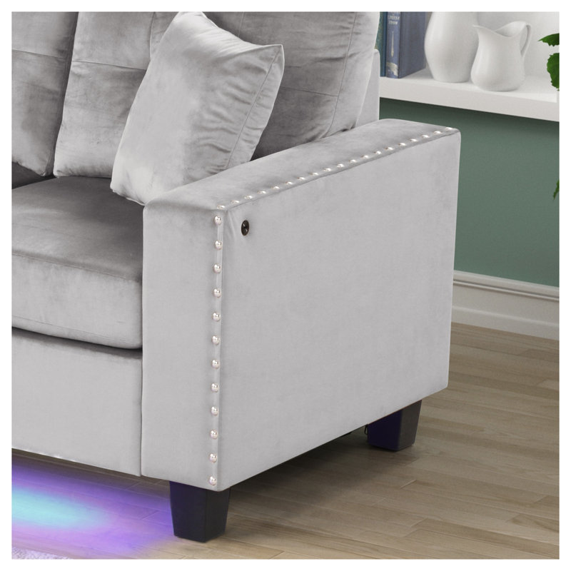 Canapé d'angle réversible Sorenza 74 po en velours gris avec lumière DEL, port de chargement USB, garniture cloutée et coussins décoratifs