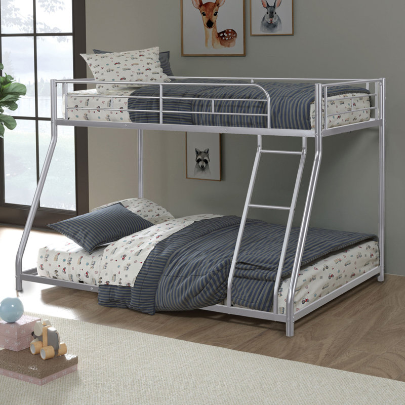 Lit simple superposé au dessus d'un lit double en métal de style contemporain avec finition argentée et échelle en angle